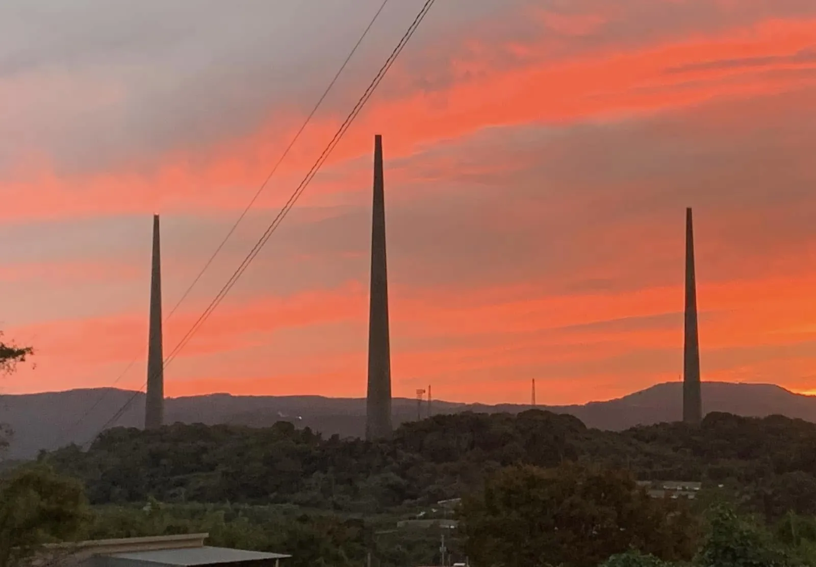 夕日に映える電波塔